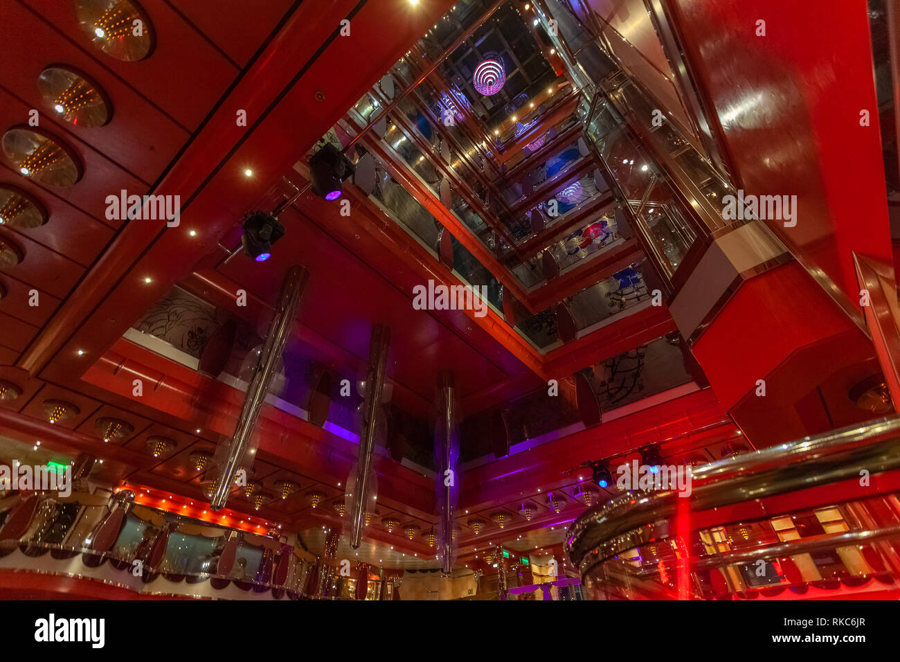 VENEZIA Italia - 21 ottobre 2018: vista dall'interno dei ponti della nave da crociera Costa Deliziosa Foto Stock