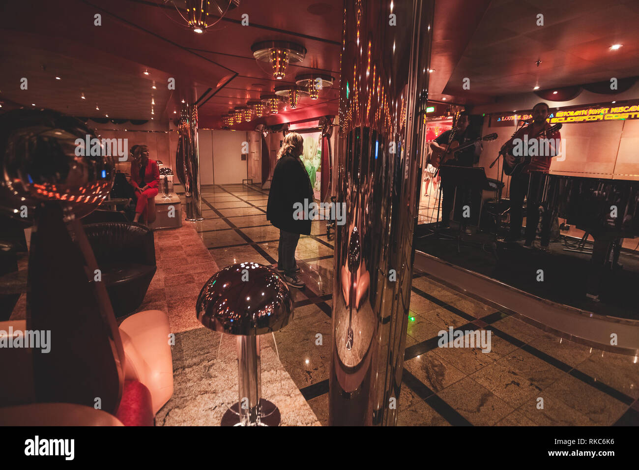 VENEZIA Italia - 21 ottobre 2018: Piano bar con musicisti sulla Costa Deliziosa nave da crociera Foto Stock