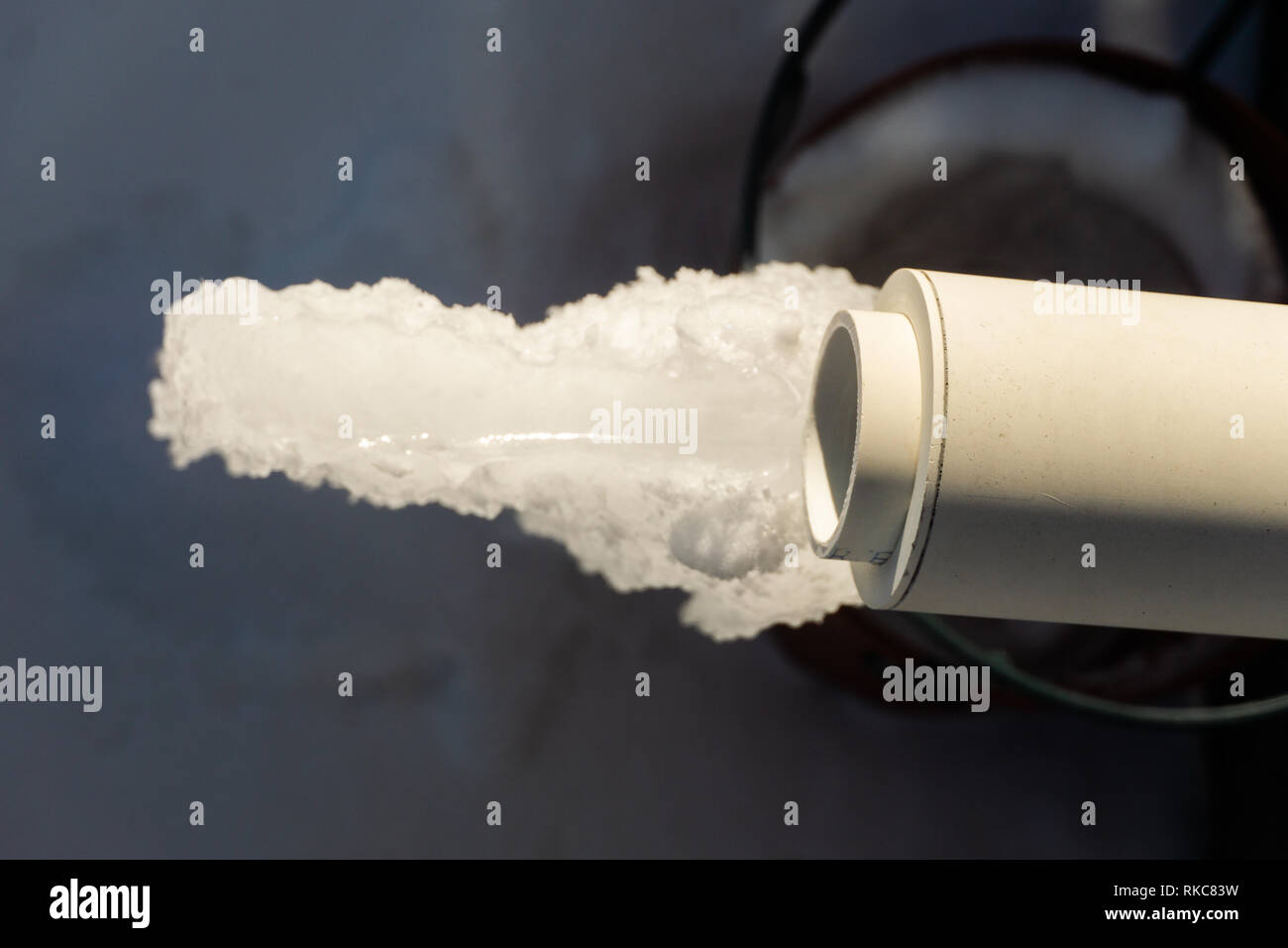 Forno sfogo di scarico con Icicle dal gocciolamento di acqua Foto Stock