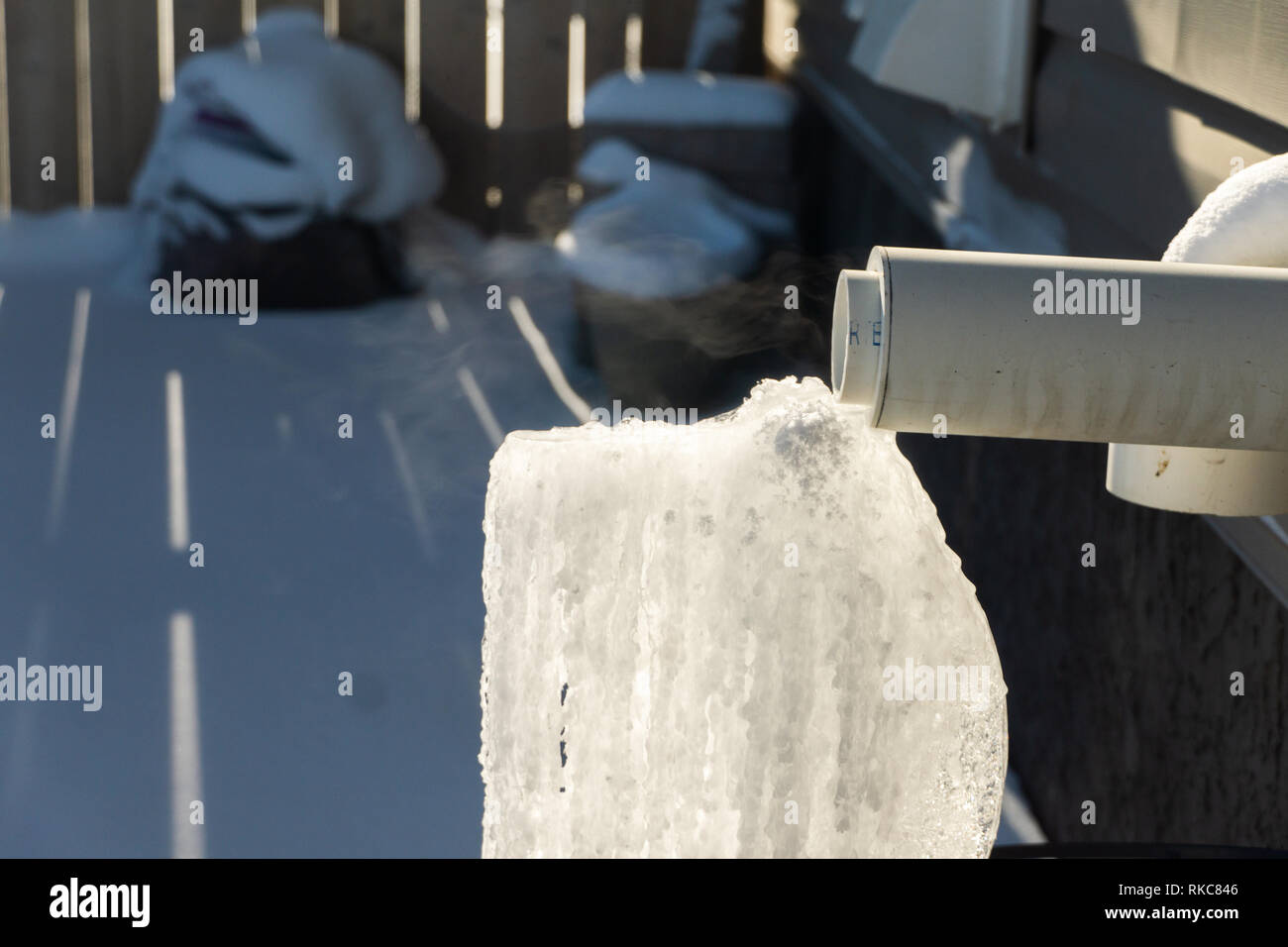 Forno sfogo di scarico con Icicle dal gocciolamento di acqua Foto Stock