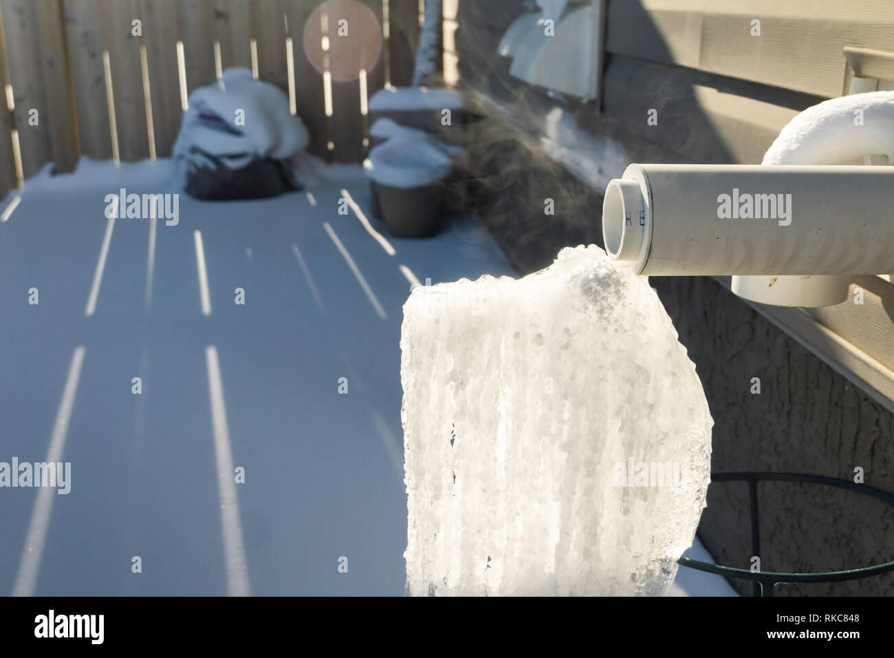 Forno sfogo di scarico con Icicle dal gocciolamento di acqua Foto Stock