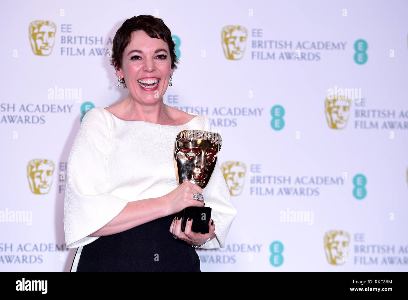 Olivia Colman con la sua migliore attrice in un ruolo di leader di BAFTA per il preferito nella sala stampa presso la 72a British Academy Film Awards tenutosi presso la Royal Albert Hall, Kensington Gore, Kensington, Londra. Foto Stock