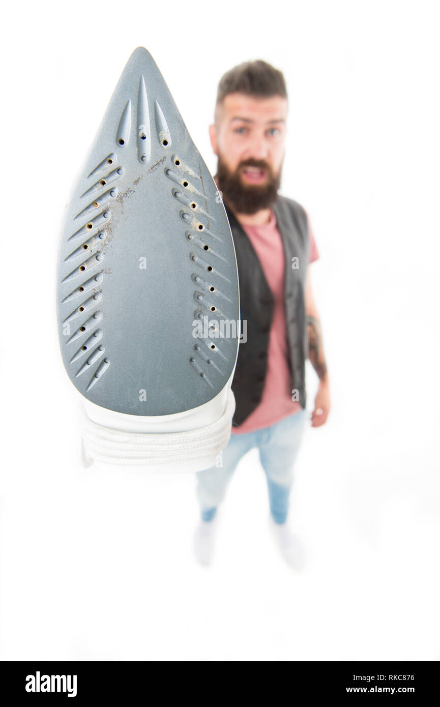 Per la stiratura di opere. Hipster con la stiratura elettrico attrezzo. Uomo Barbuto azienda ferro da stiro. Barba lunga brutale uomo con ferro da stiro a vapore in mano. La stiratura domestica. Fornire servizi domestici. Foto Stock