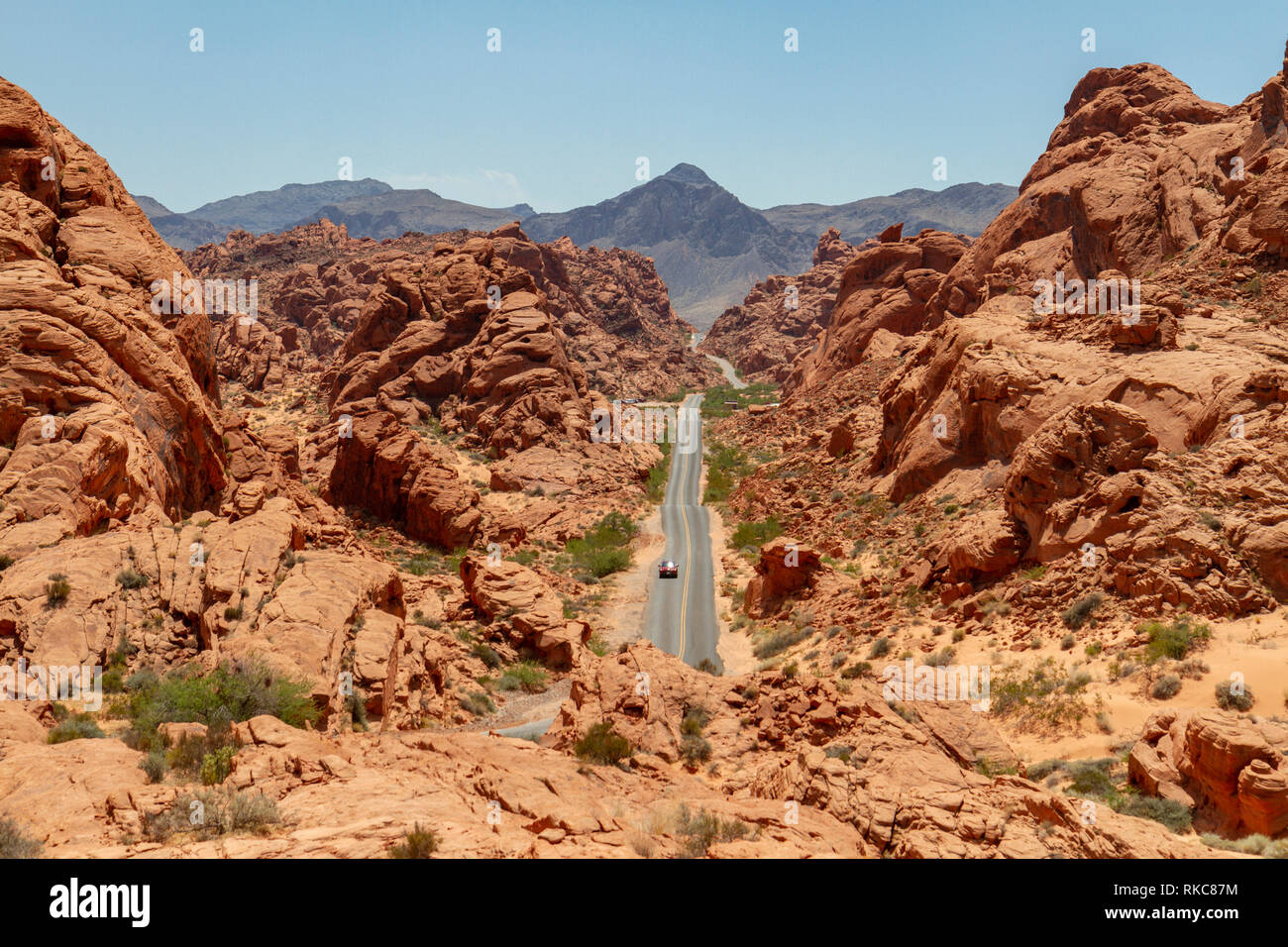 Visualizza in basso del mouse su strada del serbatoio, la Valle del Fuoco del parco statale, Overton, Nevada, Stati Uniti d'America. Foto Stock