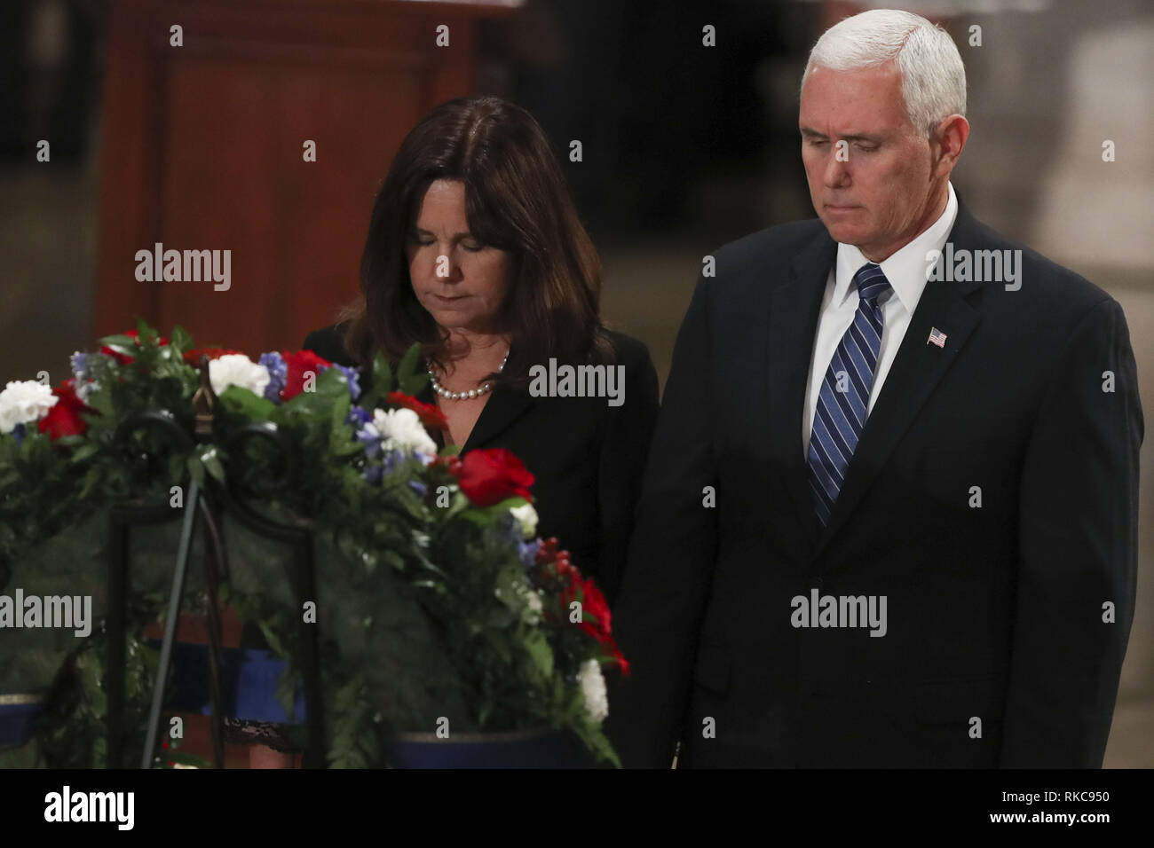 3 dicembre 2018 - Distretto di Columbia, Stati Uniti d'America - Stati Uniti Vice Presidente Mike Pence e seconda Lady Karen pence per pagare le loro rispetta durante un memoriale di servizio per la fine del Presidente degli Stati Uniti George al Campidoglio degli Stati Uniti di Washington il 3 dicembre 2018. (Credito Immagine: © Alex Edelman/ZUMA filo) Foto Stock