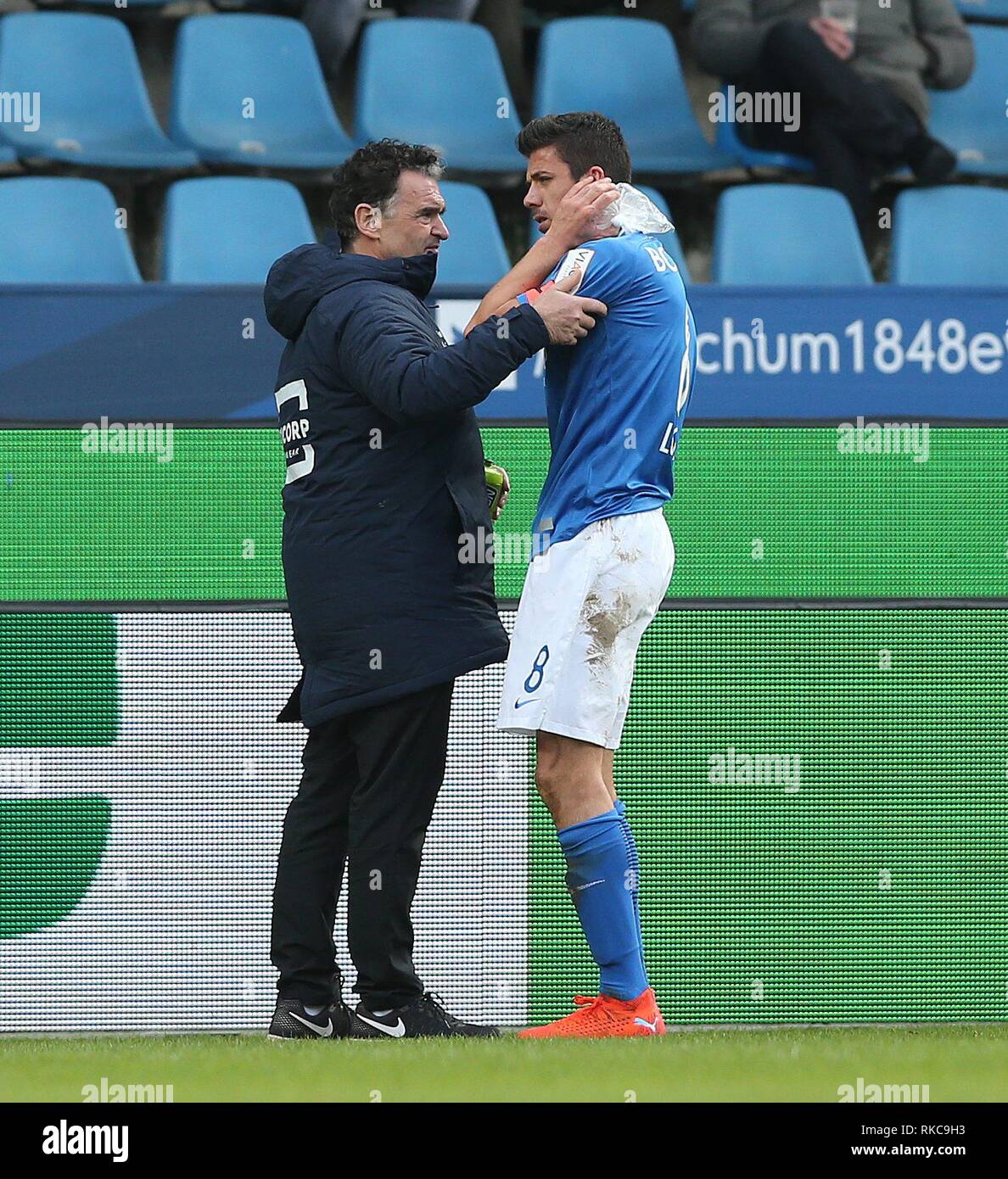 Bochum, Deutschland. 09Feb, 2019. firo: 09.02.2019, calcio, 2.Bundesliga, stagione 2018/2019, VfL Bochum - SC Paderborn 1: 2 Anthony LOSILLA, Bochum, il trattamento, il sacchetto del ghiaccio, dolore, il Dott. med. BAUER | Utilizzo di credito in tutto il mondo: dpa/Alamy Live News Foto Stock