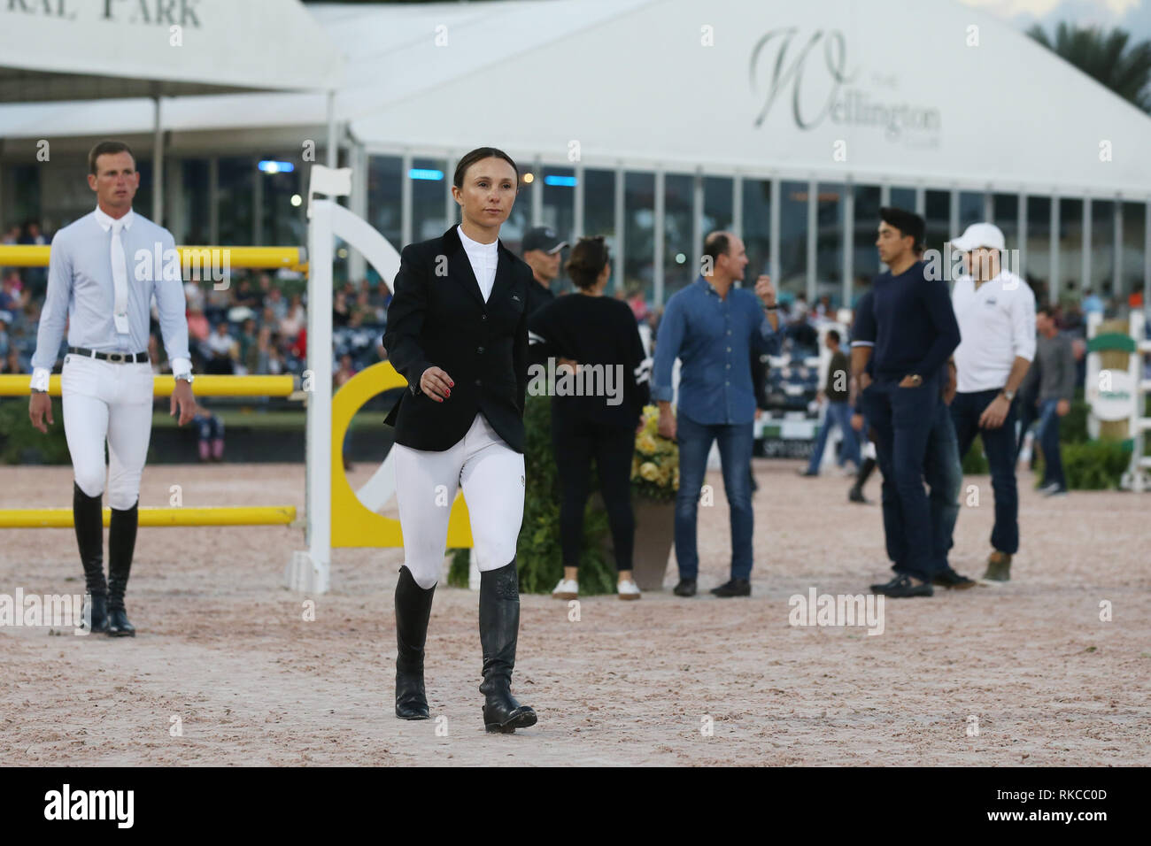 WELLINGTION, FL - 09 febbraio: sabato notte luci: Georgina Bloomberg partecipa nella classe 101 - FEI CSI5* $391,000 Fidelity Investments Grand Prix dove il vincitore è stato Martin Fuchs (Svizzera) il secondo posto è stato Kent Farrington (USA) e il terzo è stato Conor Swail (IRE). Il Winter Festival equestre (WEF) è il più grande e il più lungo in esecuzione hunter/ponticello evento equestre del mondo tenutosi presso il Palm Beach International centro equestre. Georgina Leigh Bloomberg è il proprietario del team equestre New York impero; un professionista; equestre e filantropo. È la figlia di Susan Brown un Foto Stock