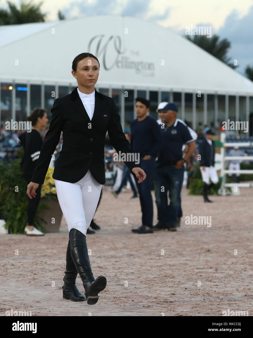 WELLINGTION, FL - 09 febbraio: sabato notte luci: Georgina Bloomberg partecipa nella classe 101 - FEI CSI5* $391,000 Fidelity Investments Grand Prix dove il vincitore è stato Martin Fuchs (Svizzera) il secondo posto è stato Kent Farrington (USA) e il terzo è stato Conor Swail (IRE). Il Winter Festival equestre (WEF) è il più grande e il più lungo in esecuzione hunter/ponticello evento equestre del mondo tenutosi presso il Palm Beach International centro equestre. Georgina Leigh Bloomberg è il proprietario del team equestre New York impero; un professionista; equestre e filantropo. È la figlia di Susan Brown un Foto Stock