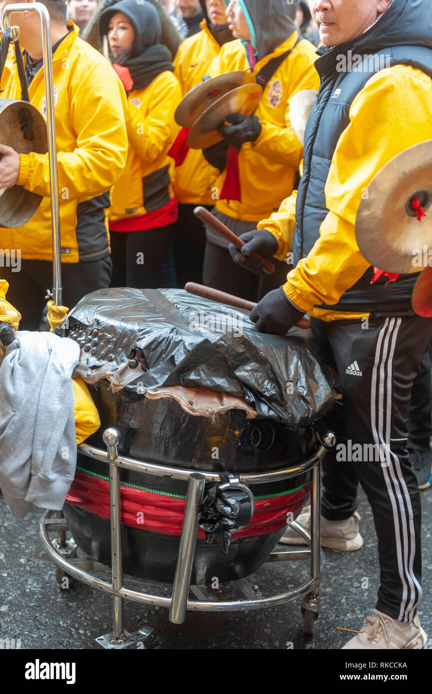 Londra, Regno Unito. 10 Febbraio, 2019. Batteristi cinesi seguire dragon parade vicino a Leicester Square a Londra, Inghilterra, Regno Unito., durante il Capodanno cinese. Credito: Ian Laker/Alamy Live News. Foto Stock