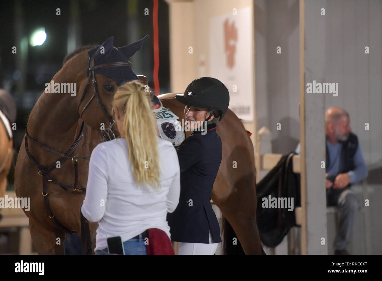 WELLINGTION, FL - 09 febbraio: sabato notte luci: Jessica Rae Springsteen ha visto felice e di spirituale con il suo cavallo prima partecipa nella classe 101 - FEI CSI5* $391,000 Fidelity Investments Grand Prix dove il vincitore è stato Martin Fuchs (Svizzera) il secondo posto è stato Kent Farrington (USA) e il terzo è stato Conor Swail (IRE). Il Winter Festival equestre (WEF) è il più grande e il più lungo in esecuzione hunter/ponticello evento equestre del mondo tenutosi presso il Palm Beach International centro equestre. Jessica Rae Springsteen (nato il 30 dicembre 1991) è un American show jumping champion rider che ha rappresentano Foto Stock