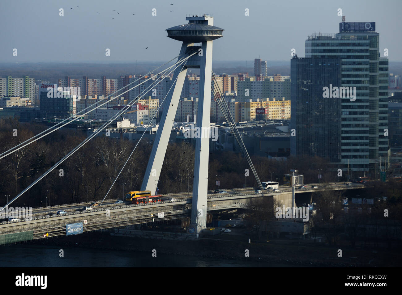 Bratislava, Slovacchia. 7 febbraio, 2019. Una vista di UFO in un unica torre di osservazione, di un bar e di un ristorante che si trova alla sommità del ponte di SNP pilone. Bratislava, la capitale della Slovacchia, è impostato lungo il Fiume Danubio dal confine con Austria e Ungheria. Con una popolazione di circa 425.000, è una delle più piccole capitali d'Europa ma ancora il paese più grande città. Credito: Omar Marques/SOPA Immagini/ZUMA filo/Alamy Live News Foto Stock