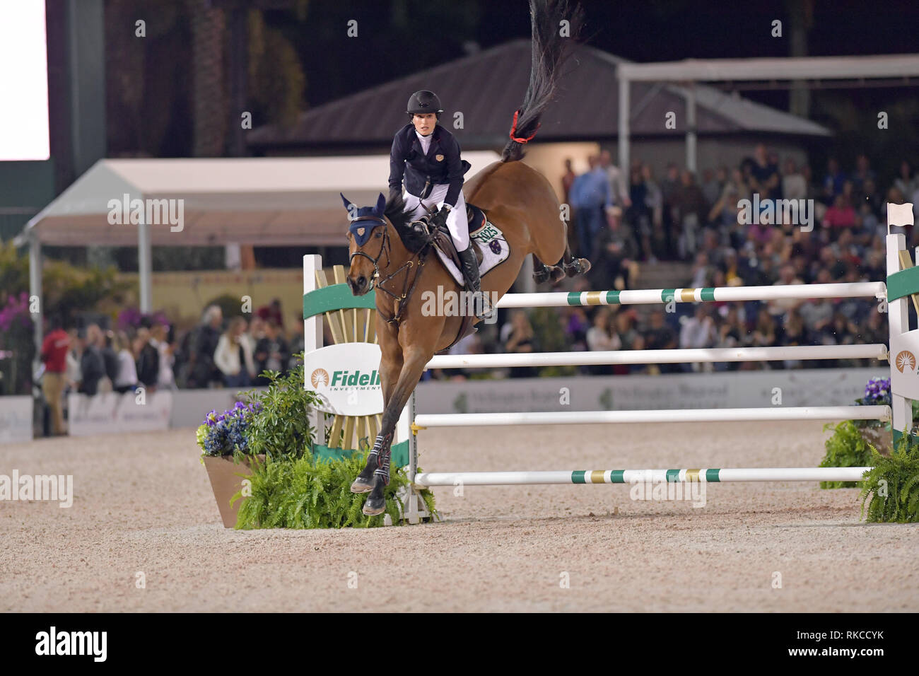 WELLINGTION, FL - 09 febbraio: sabato notte luci: Jessica Rae Springsteen ha visto felice e di spirituale con il suo cavallo prima partecipa nella classe 101 - FEI CSI5* $391,000 Fidelity Investments Grand Prix dove il vincitore è stato Martin Fuchs (Svizzera) il secondo posto è stato Kent Farrington (USA) e il terzo è stato Conor Swail (IRE). Il Winter Festival equestre (WEF) è il più grande e il più lungo in esecuzione hunter/ponticello evento equestre del mondo tenutosi presso il Palm Beach International centro equestre. Jessica Rae Springsteen (nato il 30 dicembre 1991) è un American show jumping champion rider che ha rappresentano Foto Stock