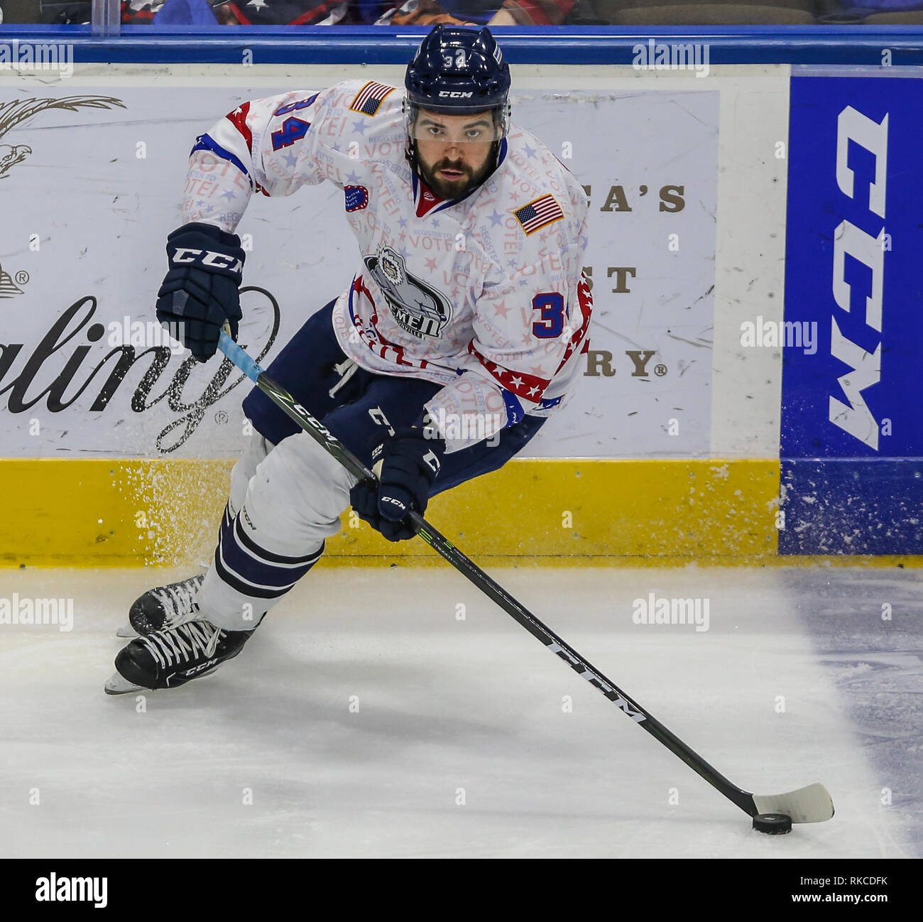 Il Jacksonville Icemen avanti David Broll (34) avanza il puck durante il primo periodo di un ECHL professional hockey gioco contro la Orlando orsi solare a Veterans Memorial Arena a Jacksonville, Florida, Sabato, Febbraio 9, 2019. (Gary Lloyd McCullough/Cal Sport Media) Foto Stock