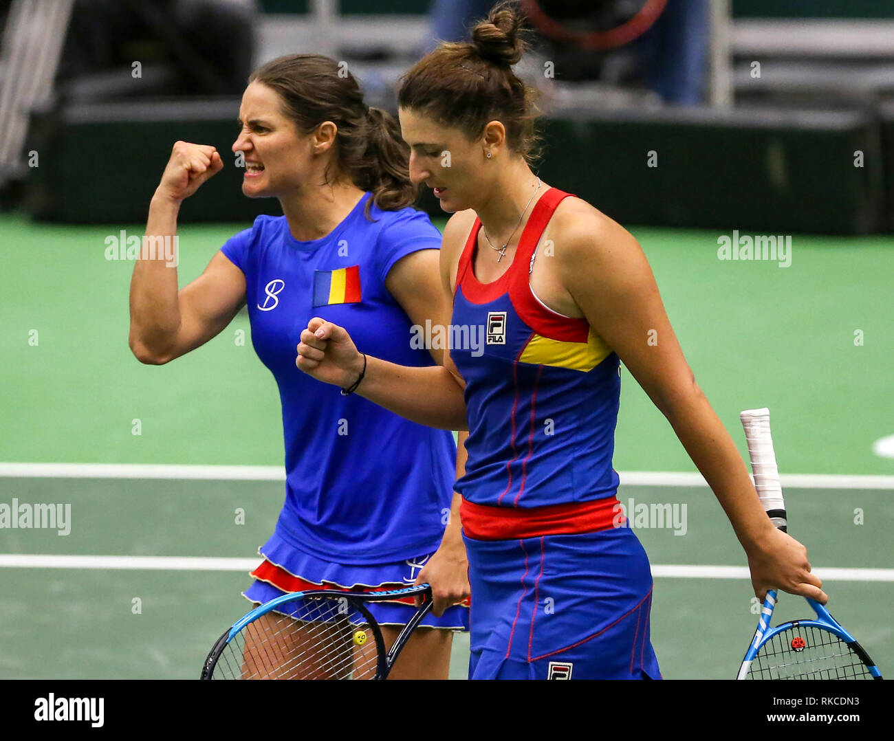 Ostrava, Repubblica Ceca. 10 Febbraio, 2019. Irina-Camelia Begu (destra) e Monica Niculescu (sinistra) della Romania in azione durante il raddoppia decisivo match di Fed Cup World Group, 1° Round contro la Repubblica ceca i giocatori di tennis KATERINA SINIAKOVA e BARBORA KREJCIKOVA in Ostrava, Repubblica ceca, 10 febbraio 2019. Credito: Vladimir Prycek/CTK foto/Alamy Live News Foto Stock