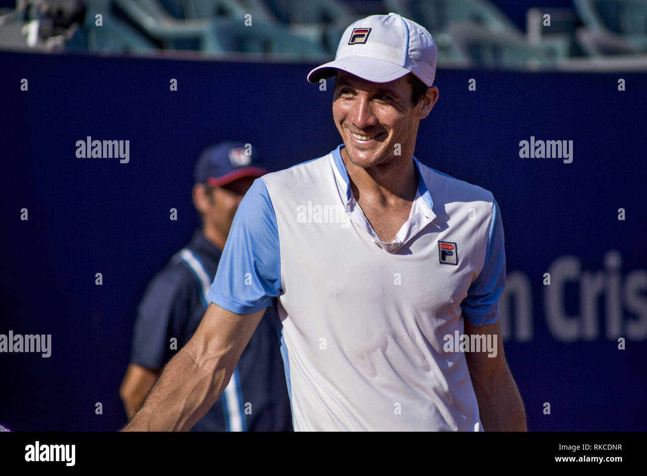 Buenos Aires, capitale federale, Argentina. 10 Febbraio, 2019. In ultimo match della giornata in questa domenica l'argentino giocatore di tennis Facundo Bagnis ha vinto in due set il boliviano Hugo Delien. Dopo aver vinto il primo set di tie-break 7 (7) -6 (5), finì 6-2 vincente nella seconda serie in mezzo alle denunce multiple verso il suono delle telecamere del photojournalists che copre il gioco.Nella fotografia l'argentino Facundo Bagnis celebra la sua vittoria contro il boliviano Hugo Delia. Credito: Roberto Almeida Aveledo/ZUMA filo/Alamy Live News Foto Stock