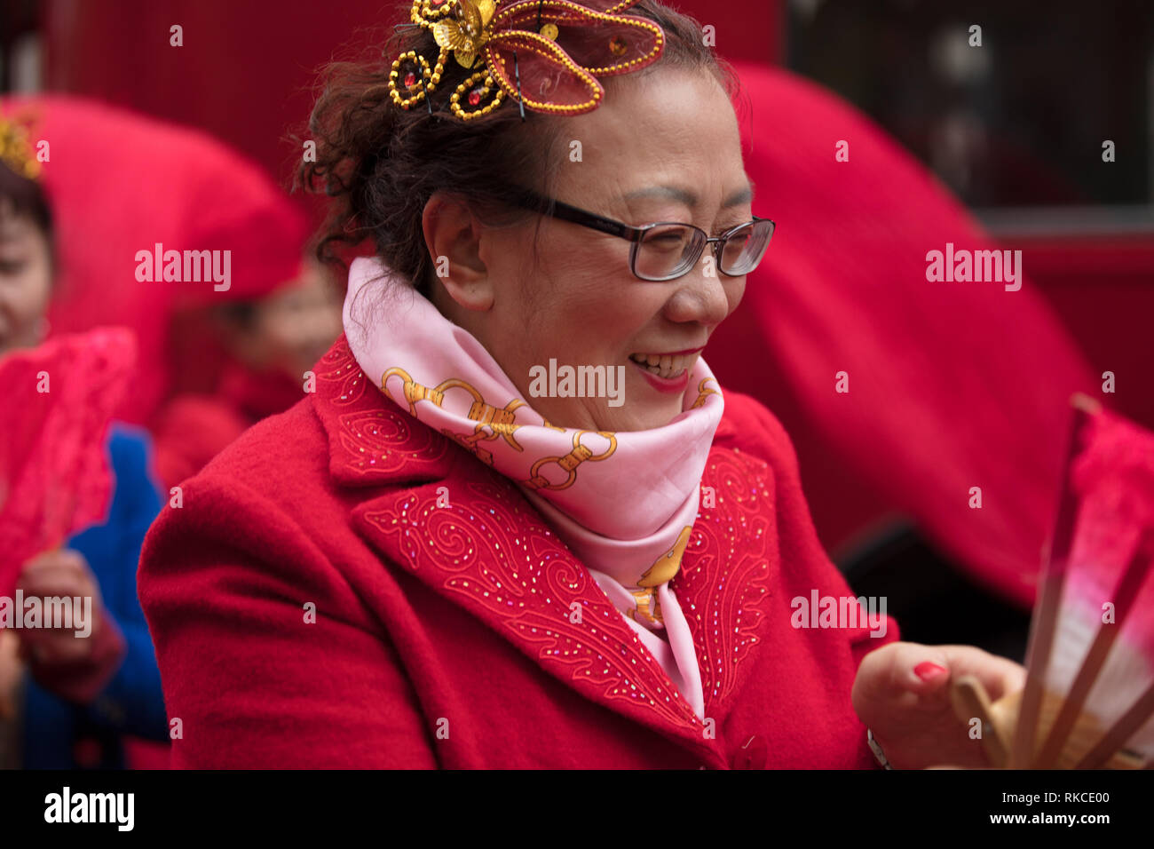 Londra, Regno Unito. Il 10 febbraio 2019. Signora in rosso che partecipano al nuovo anno cinese Parade, Trafalgar Square, London, Regno Unito oggi. Credito: Joe Kuis/ Alamy Live News Foto Stock