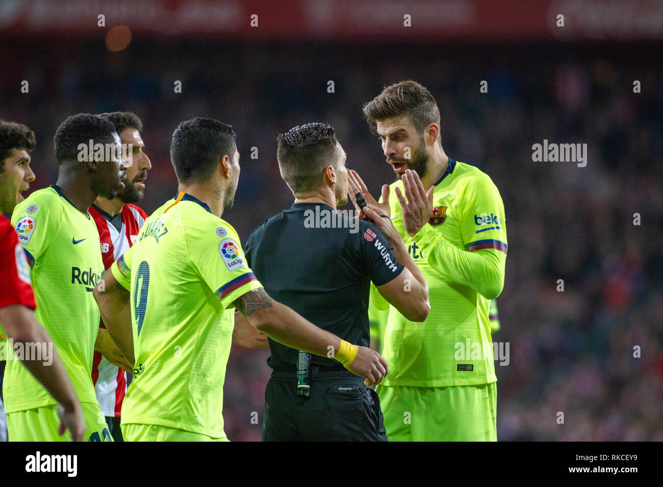 Bilbao, Spagna. 10 Febbraio, 2019. 10/02/2019. Bilbao, Pa's Vasco. San Mames. Liga Santander. Athletic Bilbao v FC Barcellona. FC Barcelona giocatori che circonda l'arbitro. Credito: Alvaro Campo/Alamy Live News Foto Stock