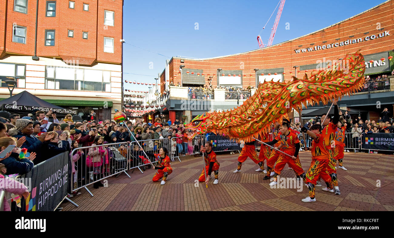 Birmingham, Regno Unito. 10 Feb 2019. 2019 festeggiamenti per il nuovo anno cinese del maiale. I membri del team di Choy Lee Fut che si esibiscono nella danza del drago, combinando colori e musica, creano una performance spettacolare per la folla riunita all'Arcadian Centre di Birmingham, Regno Unito, il 09 febbraio 2019. Credit: NexusPix/Alamy Live News Foto Stock