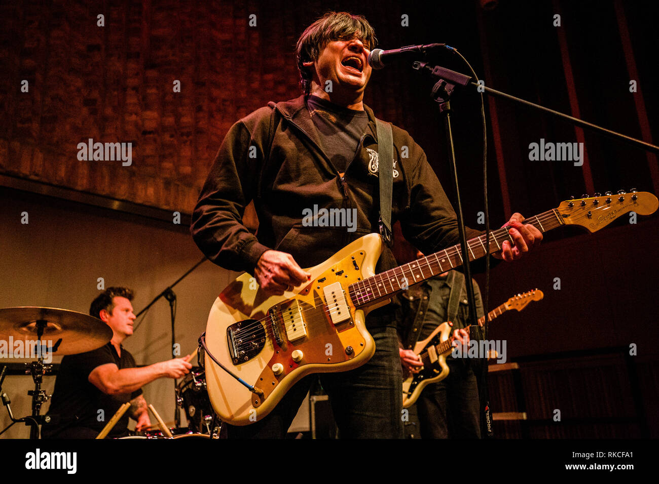 Cambridge, Regno Unito. Il 10 febbraio, 2019. Conrad Keely of American Art indie rock band ...e saprete noi dal sentiero dei morti si esibisce dal vivo a piani centro del campo in Eddington festeggia 20 anni dell'album Madonna. Richard Etteridge / Alamy Live News Foto Stock