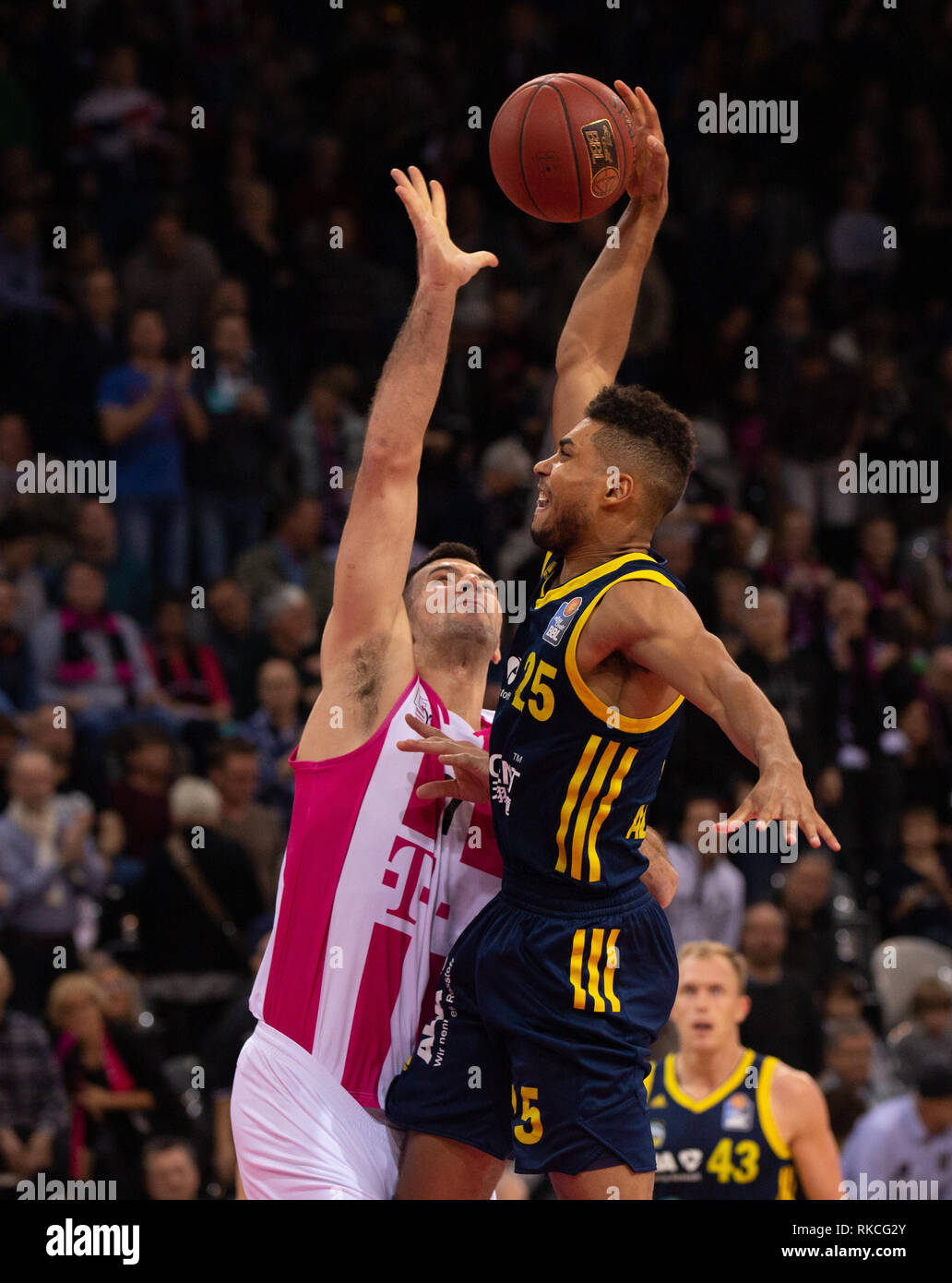 Bonn, Germania, 10 febbraio 2019, Basket Bundesliga, BBL, cesti di Telekom Bonn vs. Alba Berlino: Bojan Subotic (Bonn) (Bonn, L) e Kenneth Ogbe in concorrenza. Credito: Juergen schwarz/Alamy Live News Foto Stock