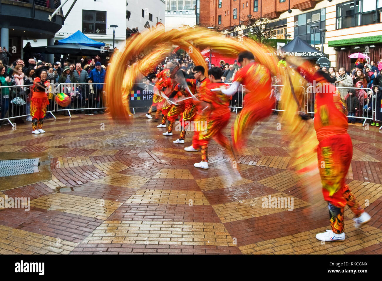 Birmingham, Regno Unito. 10 Feb 2019. 2019 Capodanno cinese del maiale festeggiamenti. Un drago di carta viene tenuto spesso come membri del team di Choy Lee Fut che esegue la danza Dragon che unisce colore e musica per creare una performance spettacolare per la folla riunita all'Arcadian Centre di Birmingham, Regno Unito il 09 febbraio 2019. Foto Stock