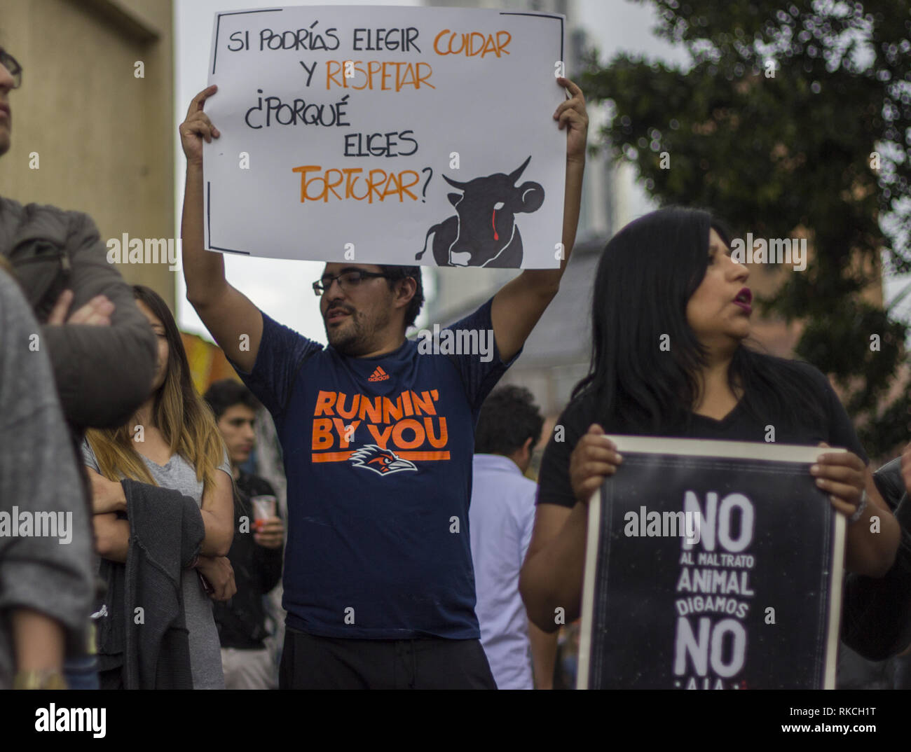 Febbraio 10, 2019 - Persone in attesa di poster alludendo contro la corrida stagione Credito: Daniel Garzon Herazo/ZUMA filo/Alamy Live News Foto Stock