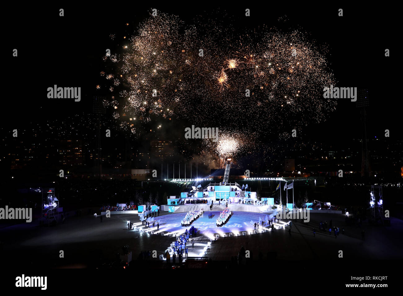 Sarajevo. 10 Febbraio, 2019. Fuochi d'artificio vengono visualizzati durante la cerimonia di apertura del XIV European Youth Olympic Festival (EYOF 2019) presso la Città Stadio Olimpico di Sarajevo, Bosnia Erzegovina nel febbraio 10, 2019. Credito: Nedim Grabovica/Xinhua/Alamy Live News Foto Stock