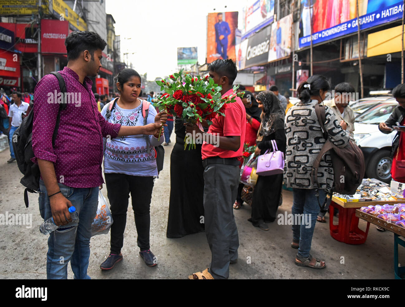 La gente vede l'acquisto di fiori in anticipo della Teddy day celebrazione del corso la settimana di San Valentino in Kolkata, India. Foto Stock