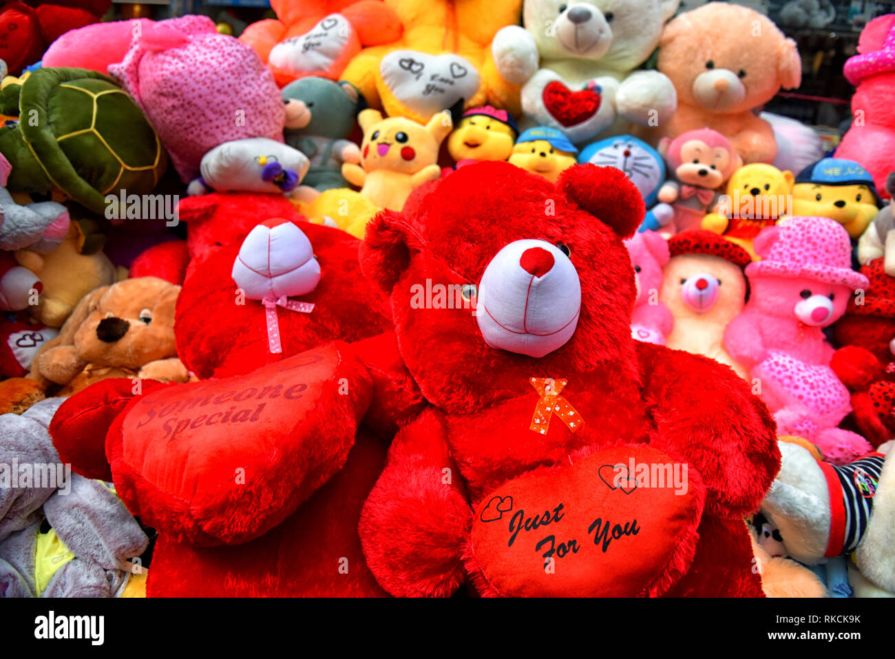 Orsacchiotto di peluche bambole visto su vendere in anticipo della Teddy day celebrazione del corso la settimana di San Valentino in Kolkata, India. Foto Stock