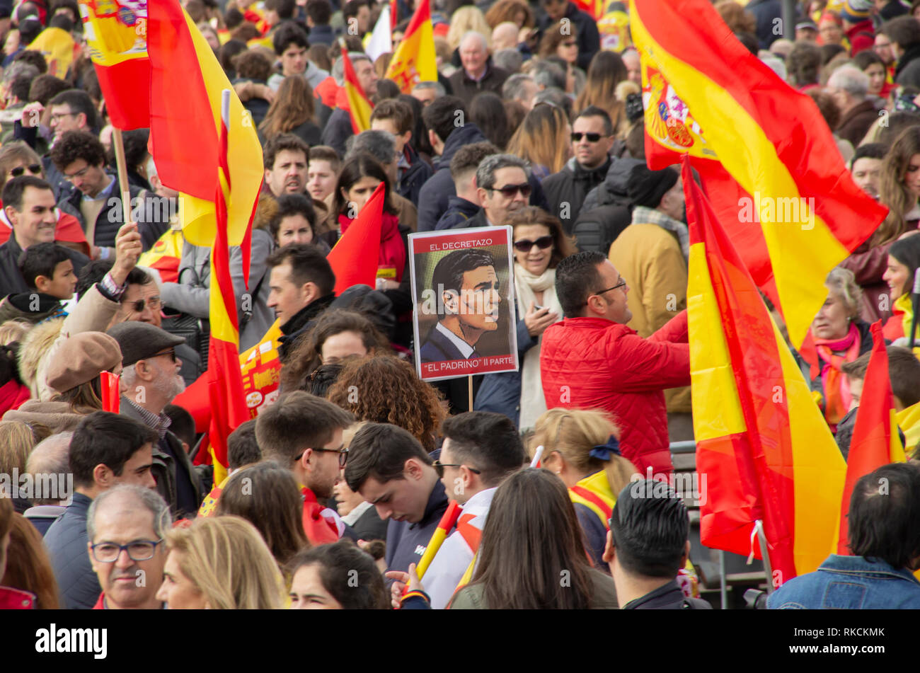 Un manifestante visto tenendo un cartello con una foto del presidente Pedro Sánchez dicendo il padrino: Parte 2 durante la protesta. Migliaia di cittadini spagnoli hanno protestato in Piazza Colon a Madrid contro il governo di Pedro Sánchez, chiedendo un'elezione. Foto Stock