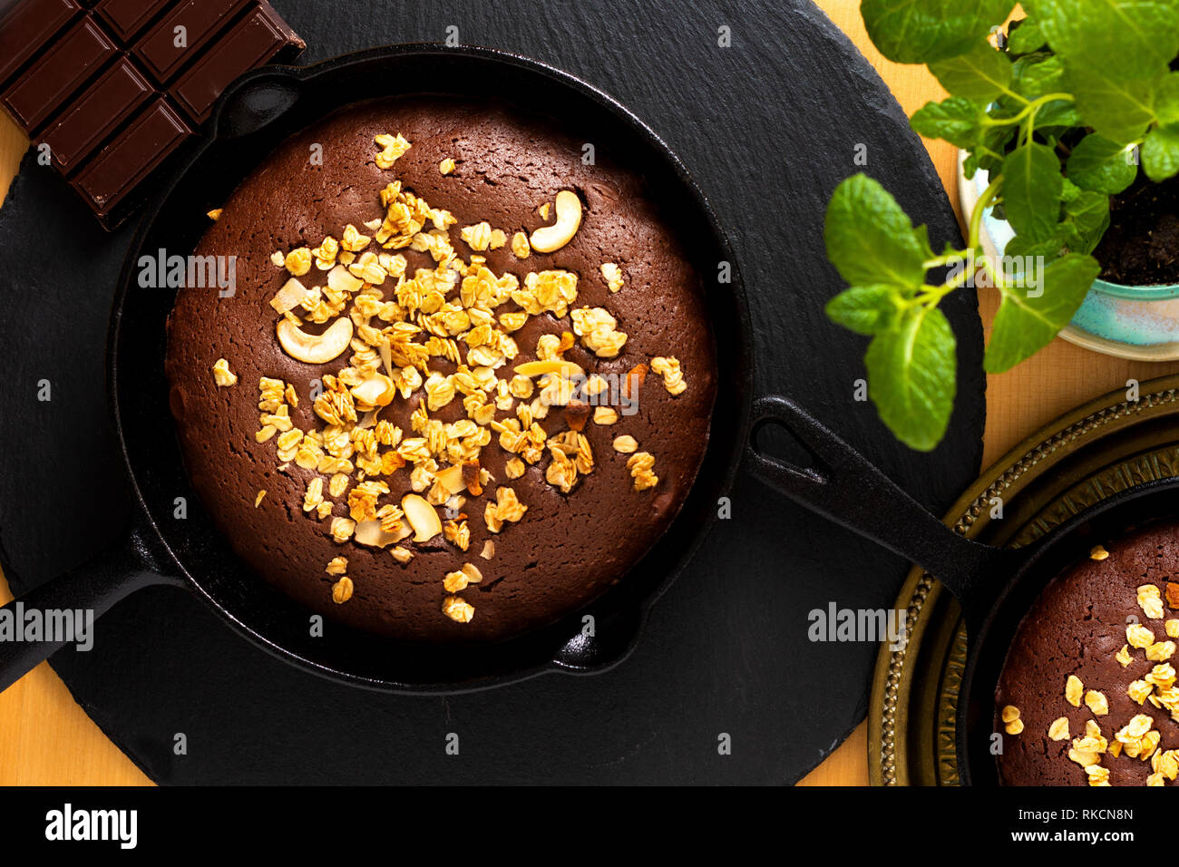 Concetto di cibo in casa Brownies cotti in ghisa skillet con spazio di copia Foto Stock