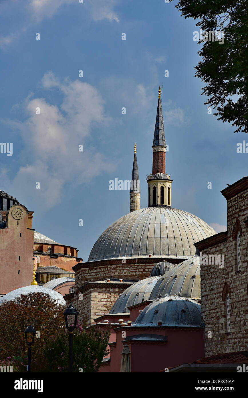 Il cinquecentesco di Bagni di Roxelana, con minareti di Hagia Sophia direttamente dietro, nella storica piazza Sultanahmet, Istanbul, Turchia, l'Europa. Foto Stock