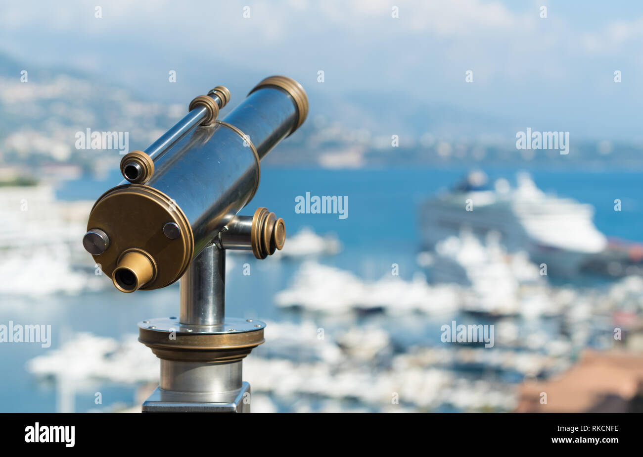 Telescopio classico per i turisti a Monaco la visualizzazione di oltre il porto principale Foto Stock