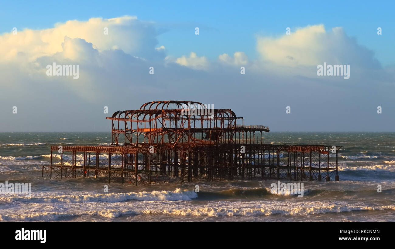 Brighton storico Molo Ovest al sole del mattino. Famoso punto di riferimento in Brighton e Hove, East Sussex, Regno Unito. Foto Stock