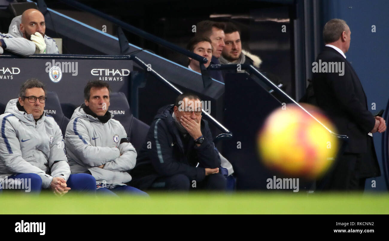 (Da sinistra a destra) Chelsea assistant manager Luca Gotti, Gianfranco Zola e manager Maurizio Sarri sul banco durante il match di Premier League al Etihad Stadium e Manchester. Foto Stock