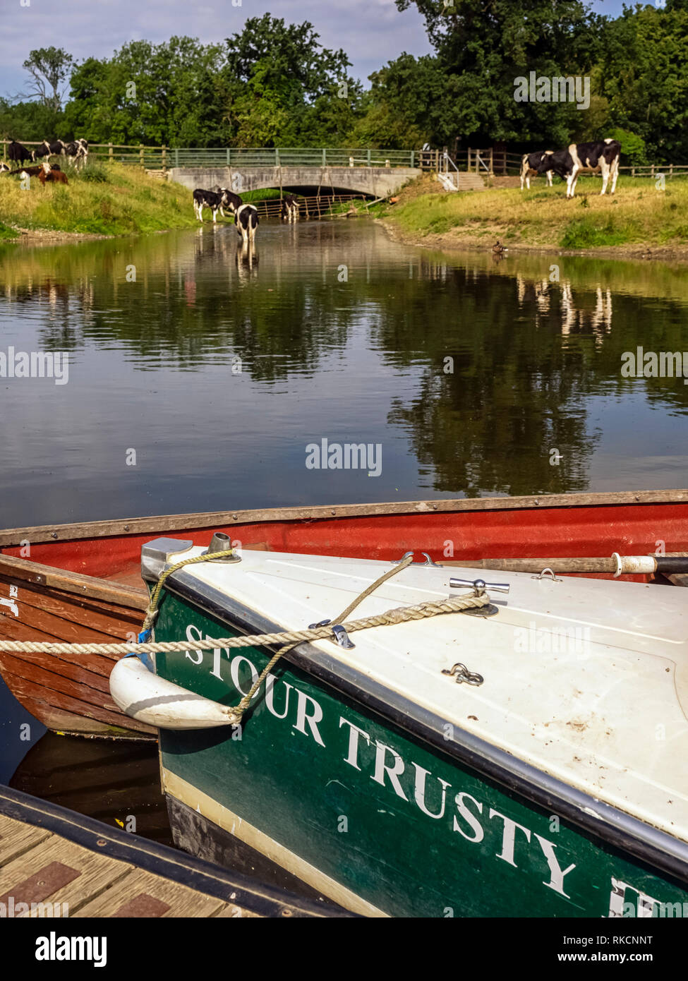 DEDHAM, ESSEX, UK - 13 GIUGNO 2018: Escursione in barca legata sul fiume Stour Foto Stock