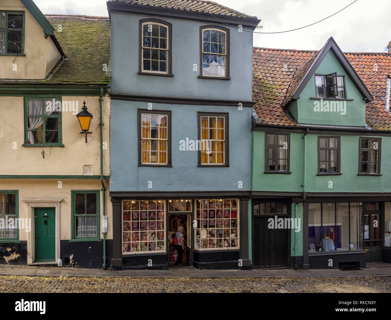 NORWICH, NORFOLK, Regno Unito - 13 GIUGNO 2018: Vista esterna delle case su Elm Hill, una corsia acciottolata nel centro città Foto Stock