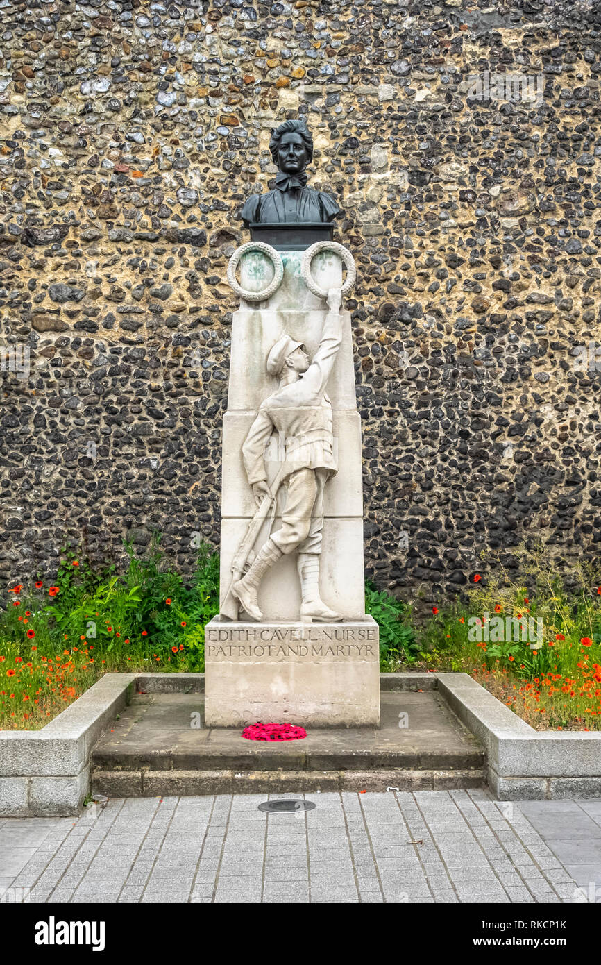 NORWICH, NORFOLK: Monumento a Edith Cavell, situato al di fuori della cattedrale (Scultore J. G. Gordon Munn) Foto Stock