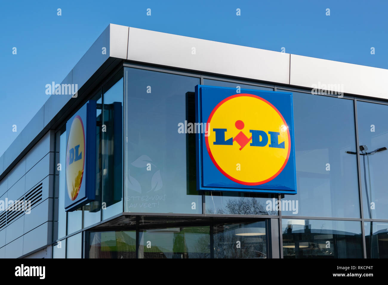 Wattrelos, Francia-gennaio 20,2019: Vista del supermercato Lidl e logo.Lidl Stiftung & Co. KG è un tedesco globale sconto catena di supermercati. Foto Stock