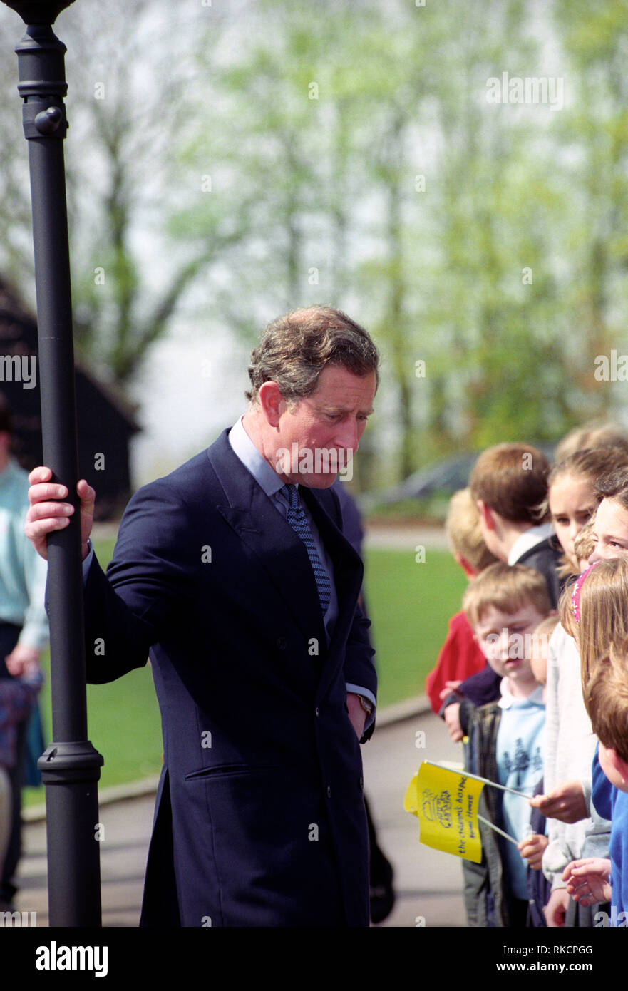 Royal visita a Sutton Scotney, Hampshire, Inghilterra, Regno Unito da Altezza Reale il Principe Charles Arthur George il Principe del Galles e conte di Chester, duca di Cornovaglia, duca di Rothesay mercoledì 22 aprile 1998 Foto Stock