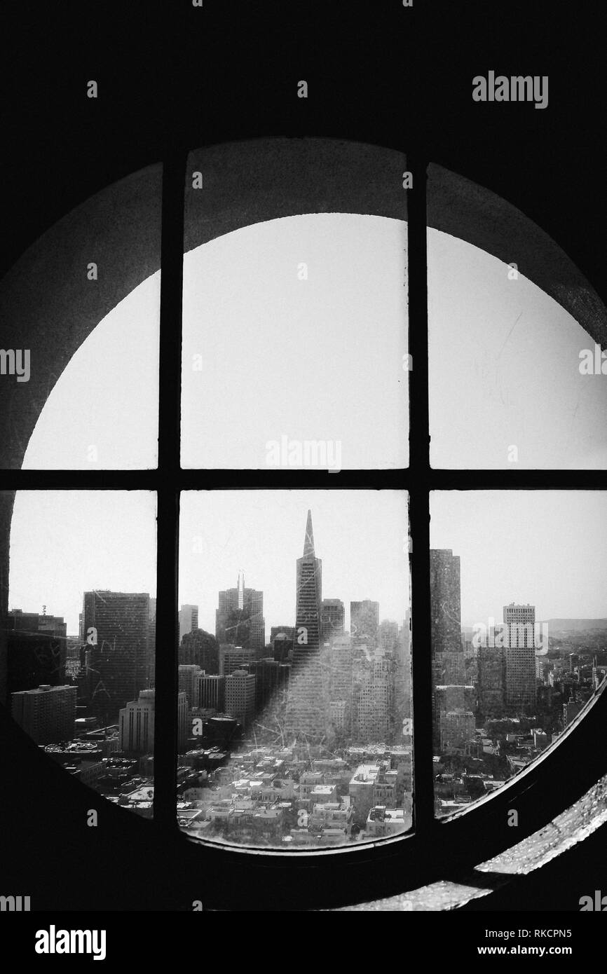 In bianco e nero di San Francisco attraverso la finestra oblò paesaggio  cittadino California Foto stock - Alamy
