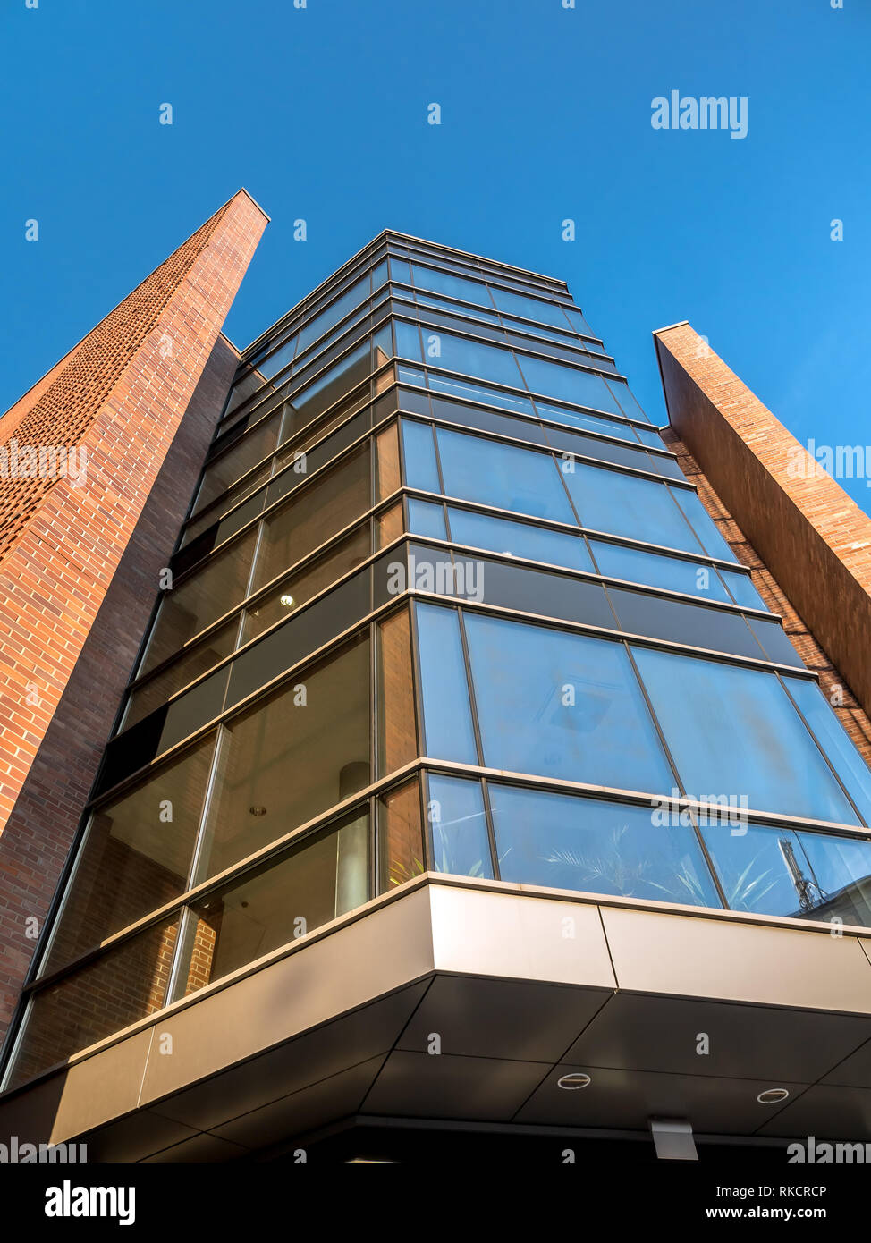 Vista in elevazione esterna del moderno in mattoni rossi appartamento a parete Foto Stock