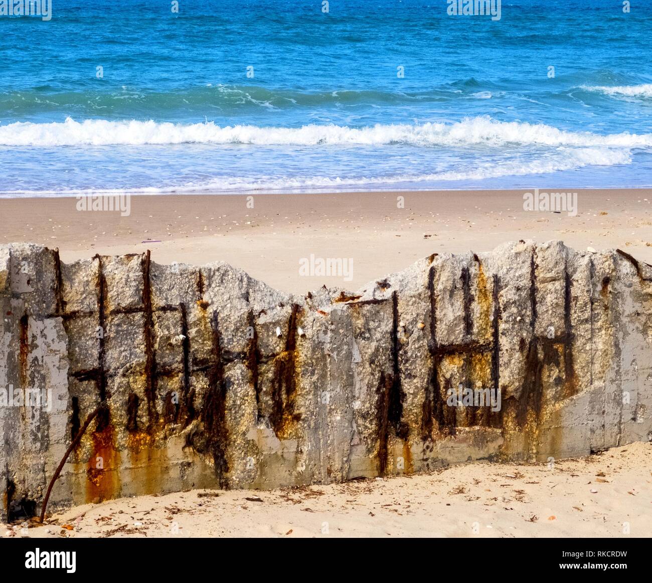 Struttura in cemento armato sulla spiaggia, crolli da umidità e corrosione Foto Stock