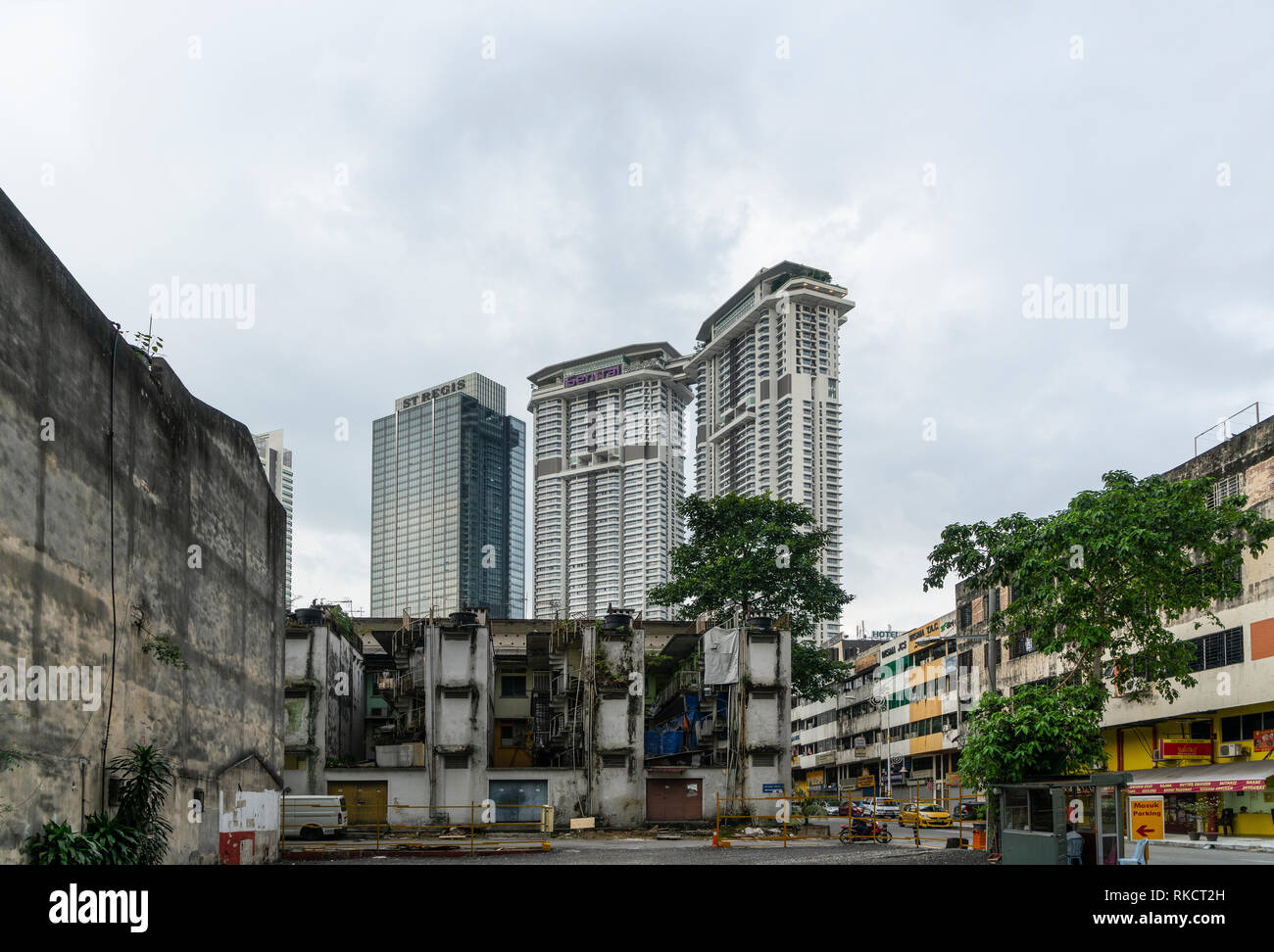 Kuala Lumpur, Malesia. Gennaio 2019. Il contrasto tra modeste case e edifici moderni Foto Stock