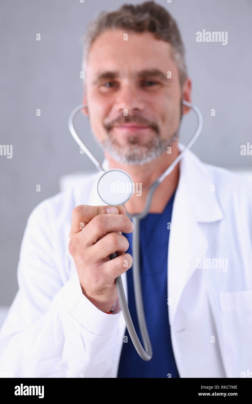 Medico maschio tenere in braccio la testa dello stetoscopio Foto Stock