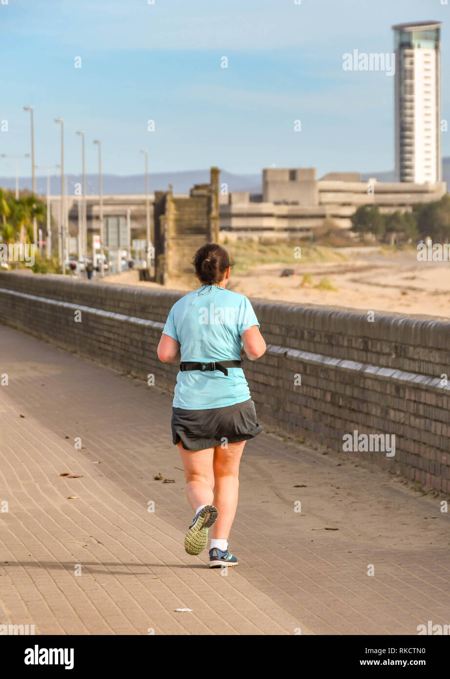 SWANSEA, GALLES - Ottobre 2018: Persona jogging sul lungomare a Swansea Foto Stock