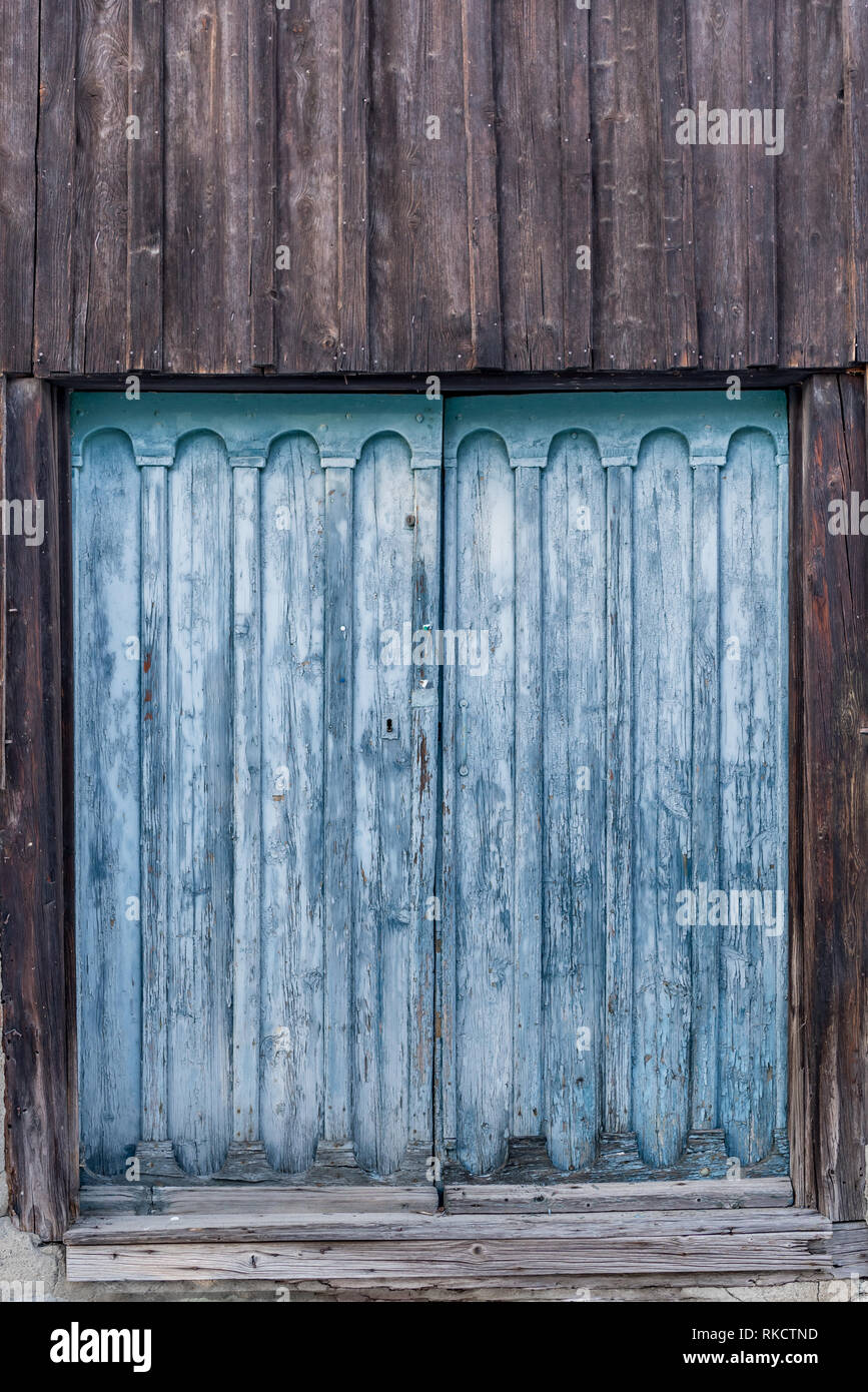 Legno tradizionale falegnameria porta della stalla in legno edificio con sfald vernice e grana di legno Foto Stock