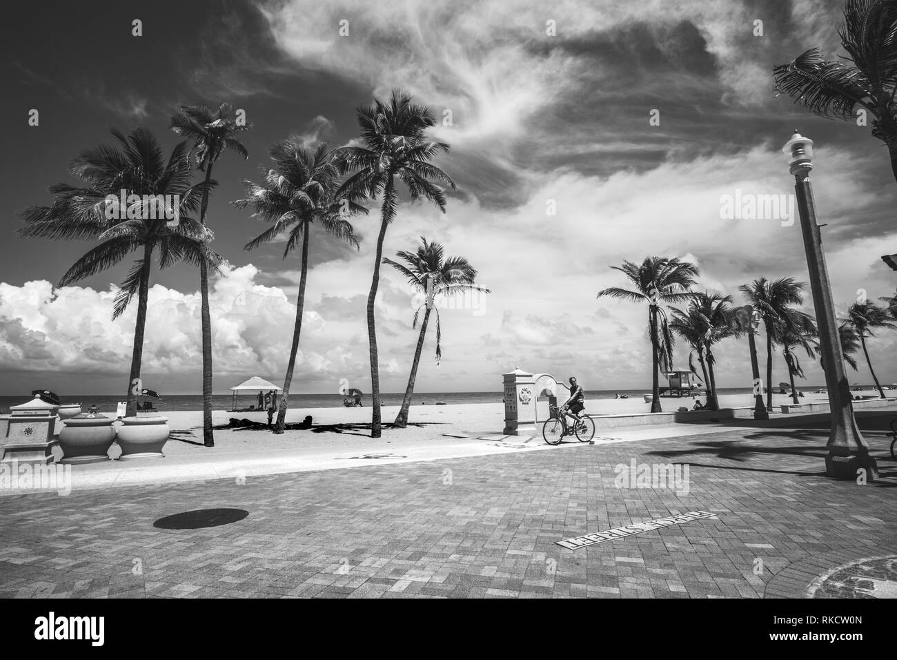 Cadere in amore con questo luogo come ho. Non esiste miglior vibe rispetto a quando il roaming il famigerato spiagge di Miami guarda l'oceano. Foto Stock