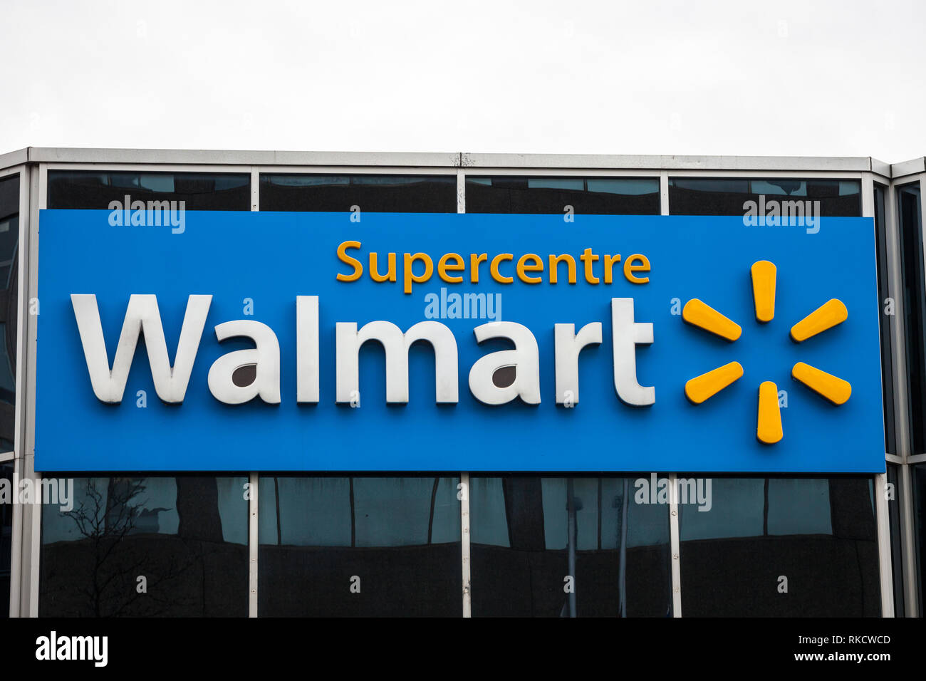 MONTREAL, Canada - 9 Novembre 2018: Walmart logo nella parte anteriore di uno dei loro supermercato (Supercenter) a Montreal, in Quebec. Walmart è uno dei bigges Foto Stock