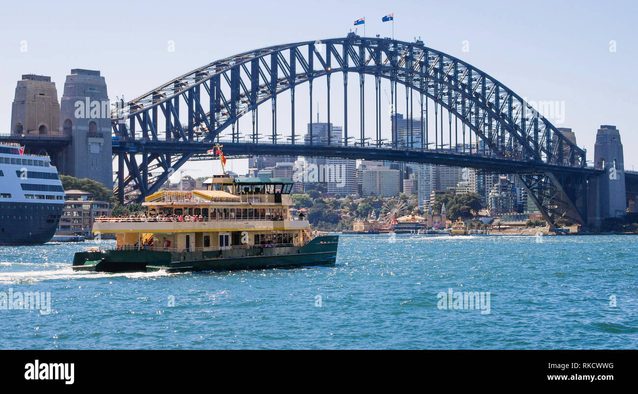 Il Ponte del Porto di Sydney e traghetto Foto Stock